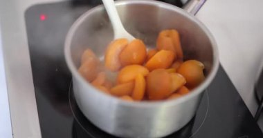 Kayısıyı tencerede kaynatın ve karıştırın.