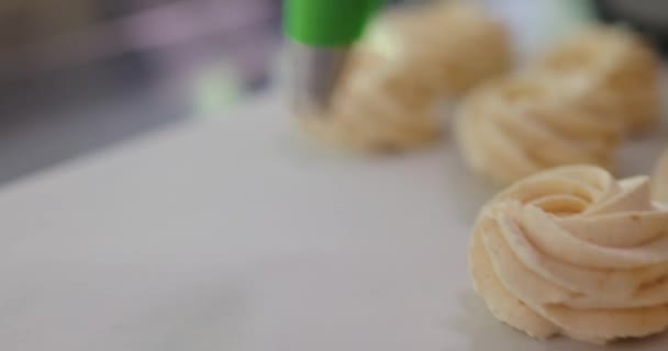 Strângeți masa cremă de bezea galbenă dintr-o pungă de patiserie — Videoclip de stoc
