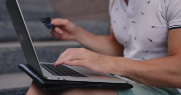 Homem irreconhecível online pagar reescrever número de cartão de débito — Vídeo de Stock