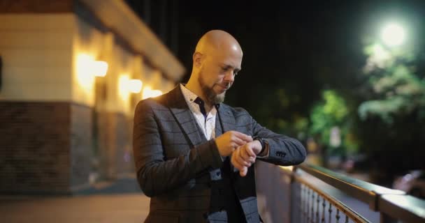 Hombre molesto y enojado comprobando el tiempo en el reloj esperando a alguien — Vídeos de Stock