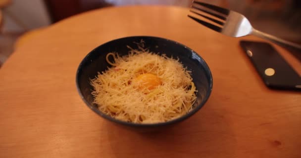 POV hombre comiendo pasta de carbonara — Vídeo de stock