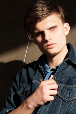 Denim ceket şık adam 