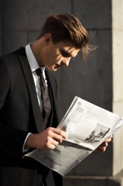 Siyah ceketli şık adamı 