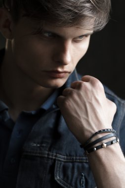 Denim ceket şık adam 