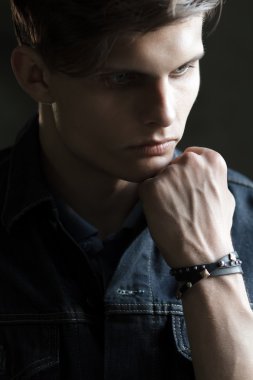 Denim ceket şık adam 