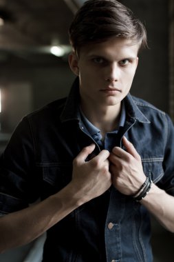 adam bir kot ceket giyer