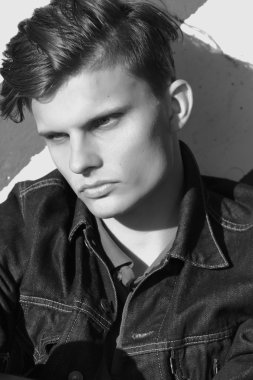 Bir kot ceket şık adam