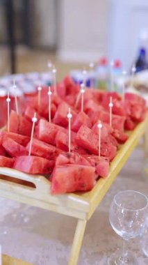 Büfe masasında karpuz dilimleri, dikey video.