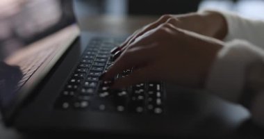 Dizüstü bilgisayarda yazı yazan kadın elleri