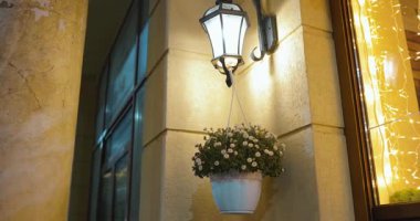 Gece yarısı bina cephesinde asılı duran lamba, ses de dahil.