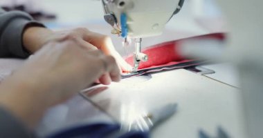 İşyerinde dikiş makinesi, kadın eli dikiş elbisesi, ses dahil.