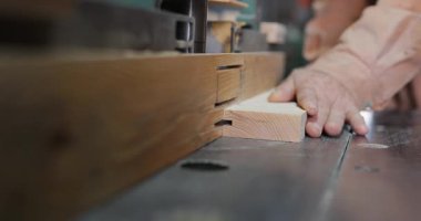 Bir marangoz ahşap bir blokta oyuk açar, ses dahil.