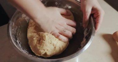 Kadın eli hamuru karıştırıyor, kurabiye hazırlıyor. Video özgün ses içeriyor.