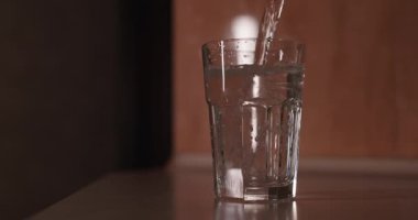 Bir bardağa su dökün ve insan onu içsin. Video özgün ses içeriyor.