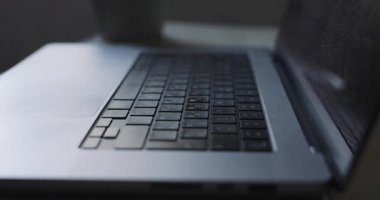 Laptop temizleme ve klavyeyi silme. Video özgün ses içeriyor.