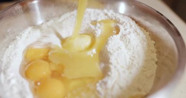 Kurabiye yapmak için kaseye erimiş tereyağı ve bal döküyorum. Video özgün ses içeriyor.