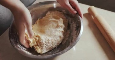 Kadın eli hamuru karıştırıyor, kurabiye hazırlıyor. Video özgün ses içeriyor.