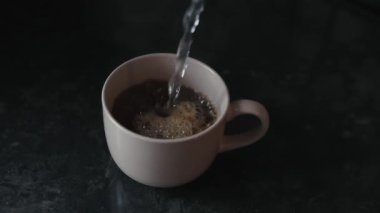 Bir fincan kahveye su dök, yavaş çekim 180 fp.