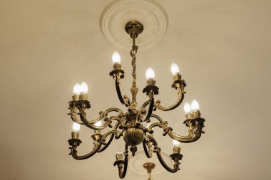 Parlayan ışıkları olan antika bir avize.