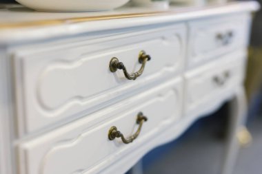 Dekoratif metal çekimli eski beyaz ahşap mobilyaların ayrıntıları