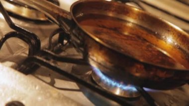 Kızartmaya hazırlanan kızgın yağlı tava. Kalp krizi, tıkanmış arterler ve kalp krizi gibi risklerin yanı sıra kanser ve diğer hastalıklar için de artış riski.