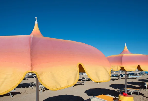 Сонячна парасолька на сонячному пляжі — стокове фото