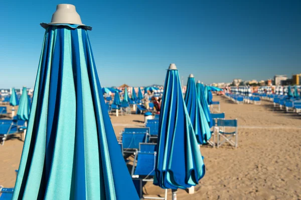 Sun umbrella on sunny beach — Stock Photo, Image