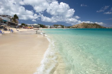 Grand büyük plaj Karayipler'de St. Martin
