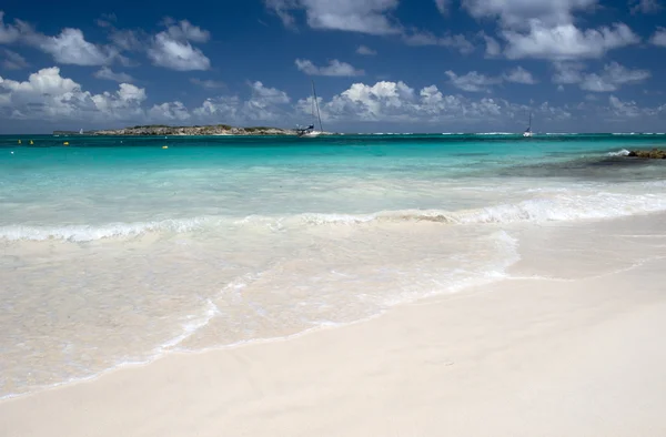 Orient Bay beach in St. Martin in the Caribbean — Stock Photo, Image