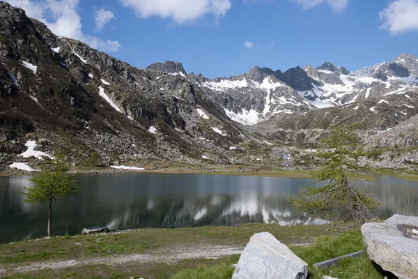 Lago Cornisello, grupo Brenta, perto de Madonna de Campiglio — Fotografia de Stock