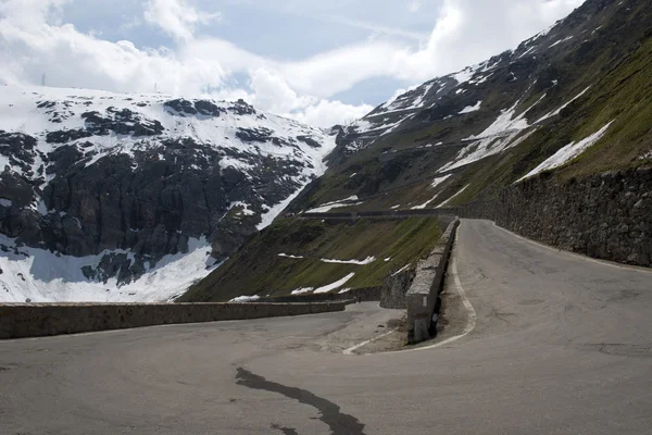 O Passo Stelvio, passo de montanha no norte da Itália, em um elevati — Fotografia de Stock