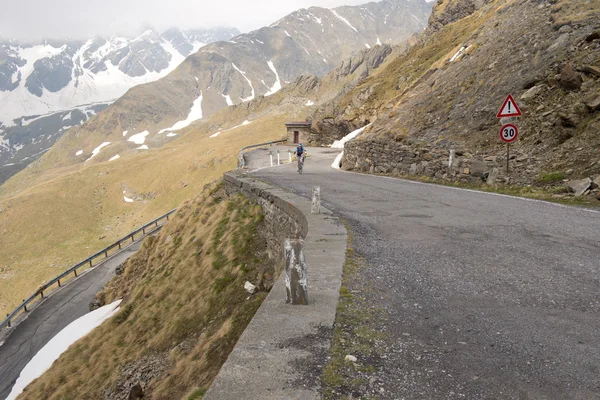 Passo Gavia, 2621m, är ett högt berg i italienska Alperna — Stockfoto