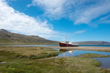 Patreksfjordur bir plajda eski tekne