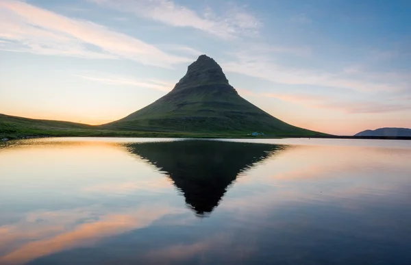 Kirkjufell mount, Península de Snaefellsnes, Islândia — Fotografia de Stock