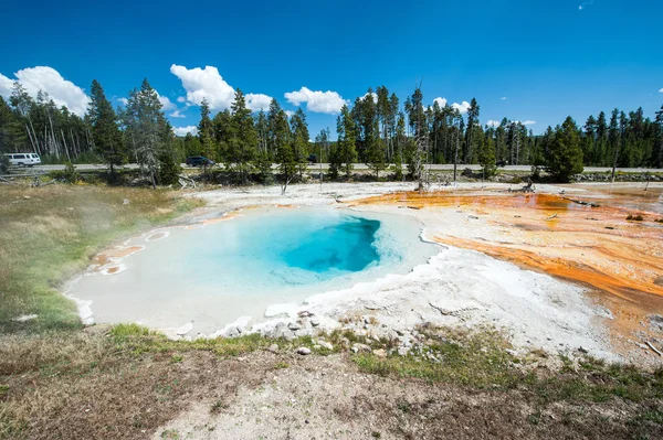Természetes meleg tavasz, a Yellowstone Nemzeti Parkban — Stock Fotó