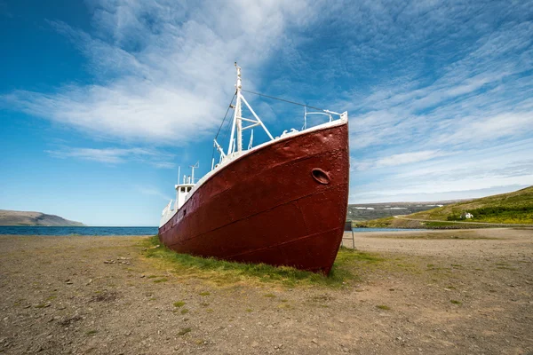 Eski bir tekne bir plajda Patrekfjordur,: Westfjords, Iceland