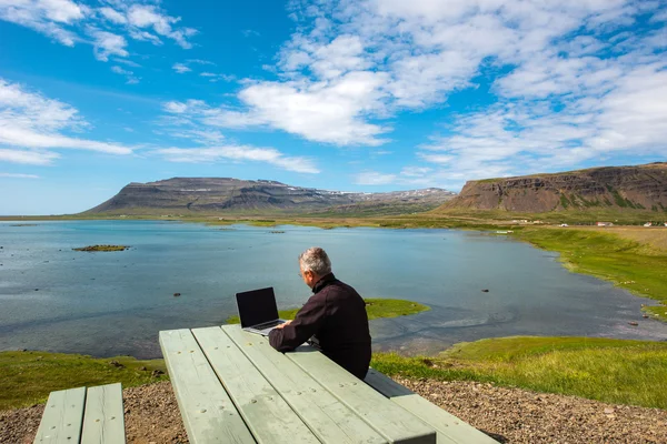 Homem no trabalho em Bardastrond Fjord — Fotografia de Stock