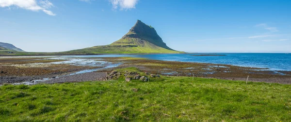 Kirkjufell mount, snaefellsnes Halbinsel, Island — Stockfoto