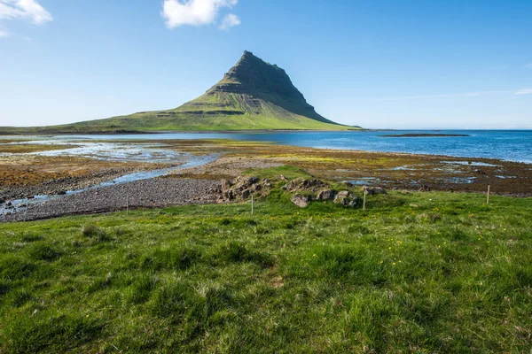 Kirkjufell mountain, snaefellsnes halbinsel — Stockfoto