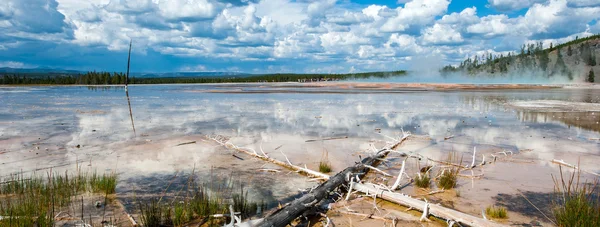 Natural hot spring, Yellowstone National Park — Stock Photo, Image