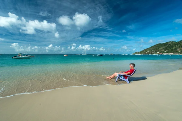Hombre en una playa caribeña — Foto de Stock