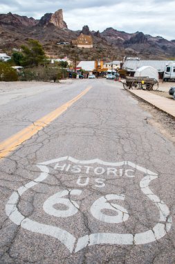 Asfalt üzerinde Route 66 işareti