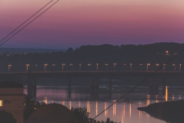 Gece şehir manzaralı, nehir köprüsü