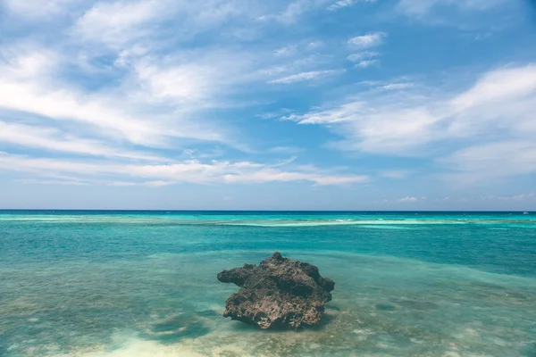 güzel sahil şeridi, turkuaz taşlı deniz görünümü