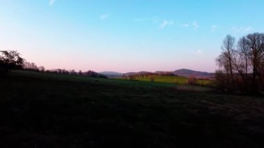 Tarlada gün batımı