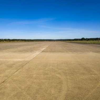 Terk edilmiş havaalanı bir yaz günü.