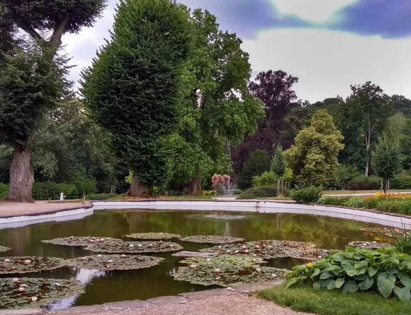 夏の天候の城庭園 — ストック写真