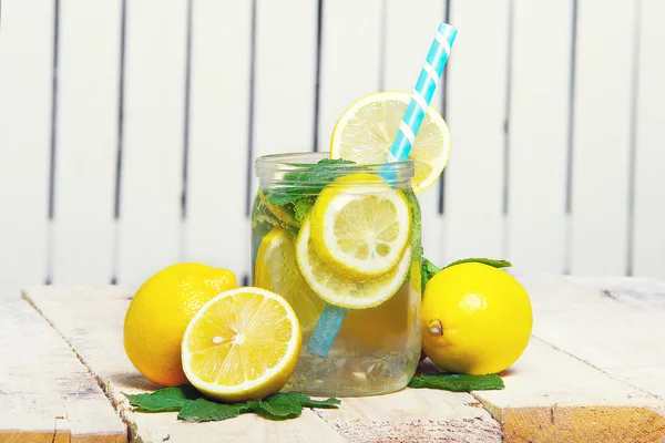 Домашний лимонад — стоковое фото