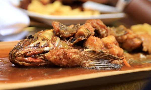 Flied Fish Head Focus Blurred Back Tail Chips Table Ready — Stock Photo, Image