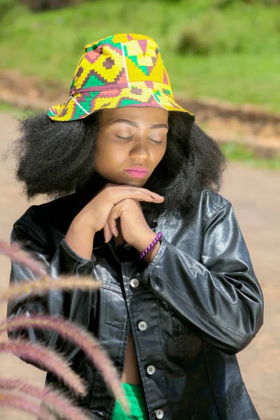 Africká Krása Královna Přírodní Vlasy Zblízka Střílet Africké Tradiční Hodí — Stock fotografie